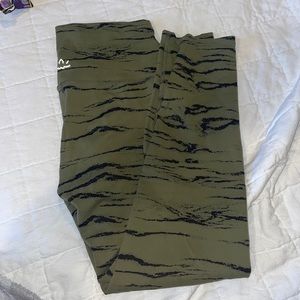 Like new Beyond Yoga High Waisted Midi Legging.